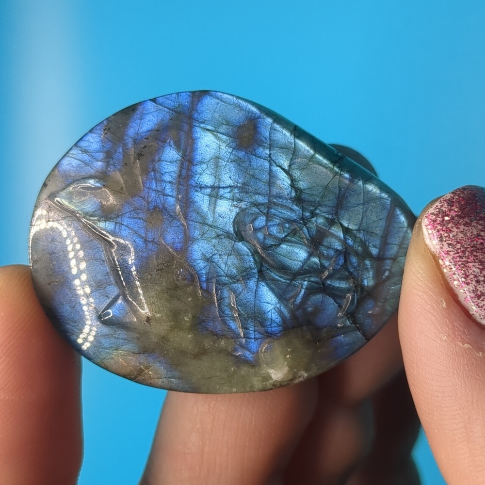 Super flashy labradorite wolf head carvinf
